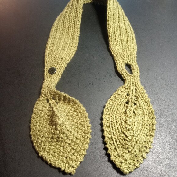 Hand knit leaf neckerchief.  Green wool. - Picture 2 of 2